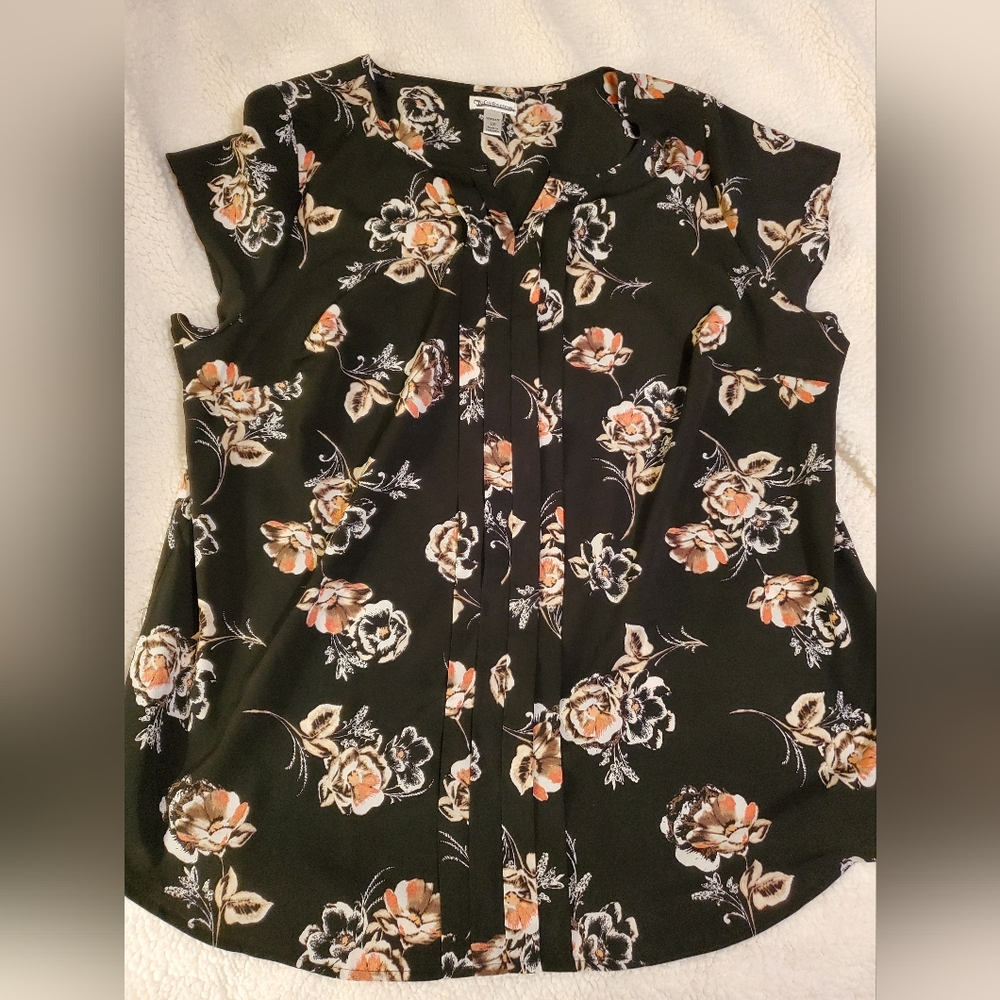 Croft and Barrow size 2x black floral pull over top. With cap sleeves